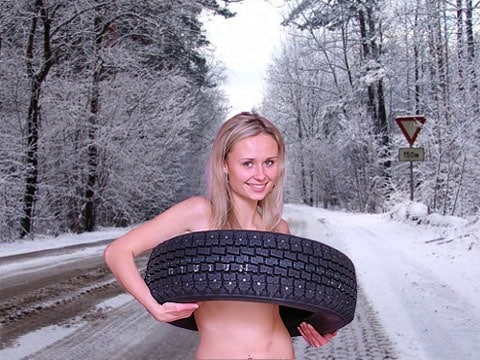 kaila meitene piesedzas ar riepu